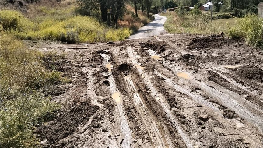 Bayburt’ta şiddetli yağış sonucu 4 köy yolunda ciddi hasar meydana geldi